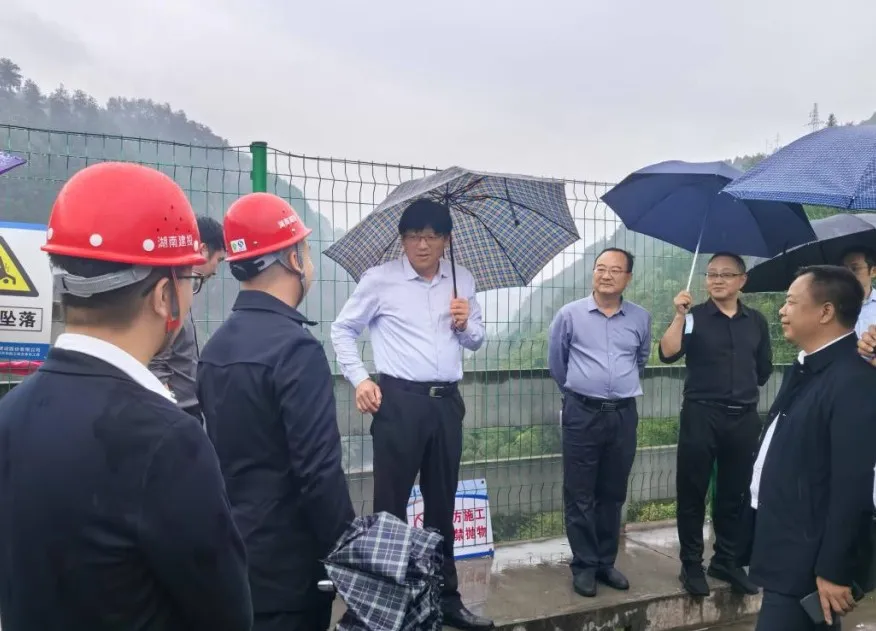 省水利厅副厅长曾扬一行到长潭岗水库加固和新建泄洪隧洞项目调研